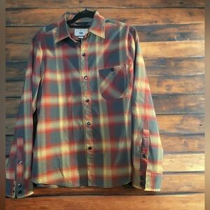 Dakota Grizzly Men’s plaid casual shirt with black snap details. Size M.